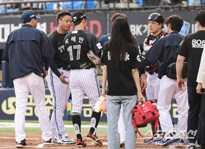17일 잠실구장에서 열린 LG와 NC의 경기. 2회초 NC 박건우가 LG 에르난데스의 볼에 '헤드샷'을 당했다. 박건우에게 사과하는 에르난데스. 잠실=송정헌 기자songs@sportschosun.com/2025.06.17/