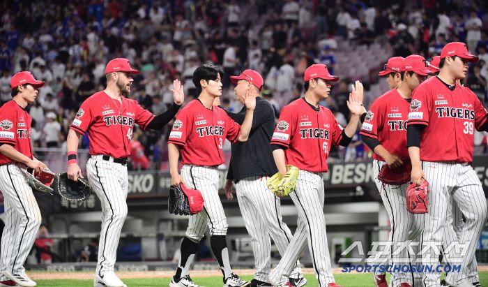 11일 광주 기아챔피언스필드에서 열린 KBO리그 KIA와 삼성의 경기. KIA가 삼성에 승리했다. 경기 종료 후 승리의 기쁨을 나누고 있는 KIA 선수들. 광주=송정헌 기자songs@sportschosun.com/2025.06.11/