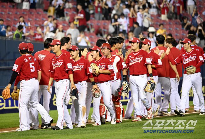 21일 잠실야구장에서 열린 SSG와 두산의 경기, SSG가 9대1로 승리하며 4연승을 달렸다. 승리의 기쁨을 누는 SSG 선수들의 모습. 잠실=허상욱 기자wook@sportschosun.com/2025.05.21/
