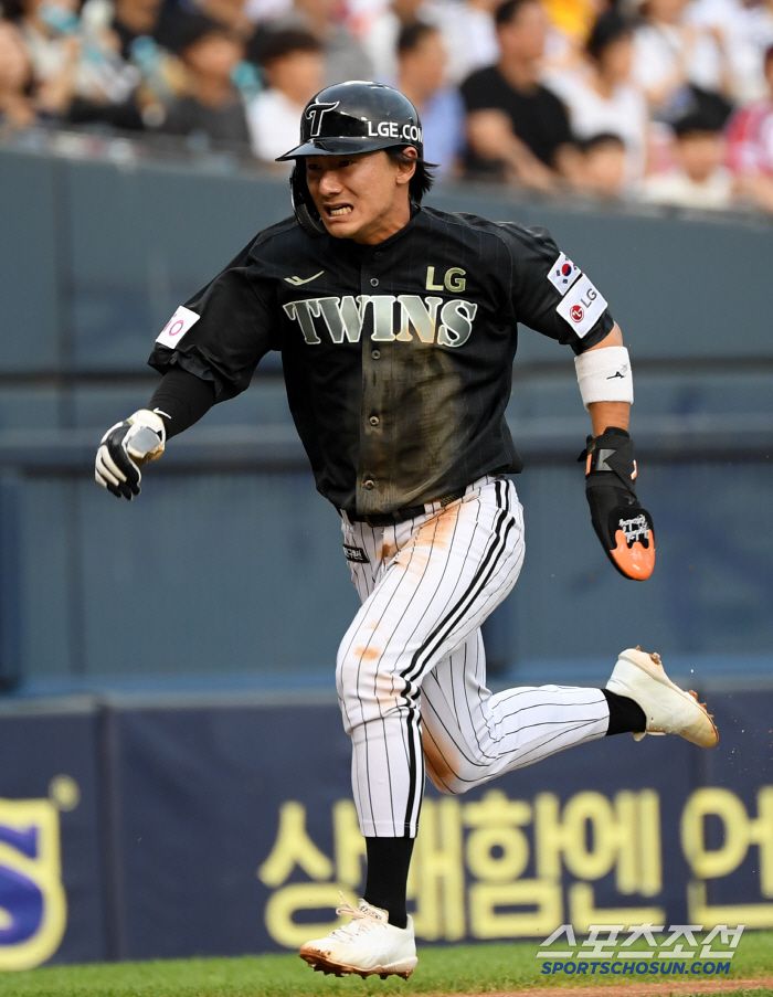 18일 잠실구장에서 열린 LG 트윈스와 NC 다이노스의 경기. 1회말 1사 2,3루 LG 문보경 희생타 때 신민재가 득점을 올리고 있다. 잠실=박재만 기자 pjm@sportschosun.com/2025.06.18/