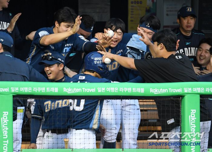 18일 잠실구장에서 열린 LG 트윈스와 NC 다이노스의 경기. 3회초 1사 만루 NC 박민우 안타 때 득점한 고승완이 더그아웃에 들어서며 환호하고 있다. 잠실=박재만 기자 pjm@sportschosun.com/2025.06.18/