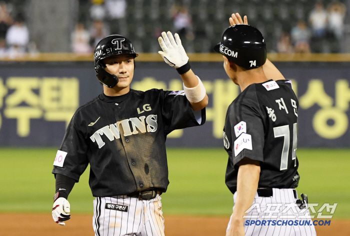 18일 잠실구장에서 열린 LG 트윈스와 NC 다이노스의 경기. 5회말 무사 만루 LG 신민재가 적시타를 날린 뒤 환호하고 있다. 잠실=박재만 기자 pjm@sportschosun.com/2025.06.18/
