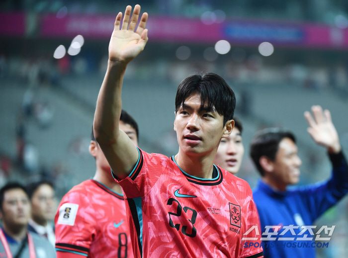 10일 서울월드컵경기장에서 열린 대한민국과 쿠웨이트의 2026년 북중미월드컵 아시아 3차예선 B조 최종전. 대한민국이 4대0 승리를 거둔 후 열린 월드컵 진출 축하행사에서 전진우가 팬들에게 인사하고 있다. 상암=정재근 기자 cjg@sportschosun.com/2025.6.10/