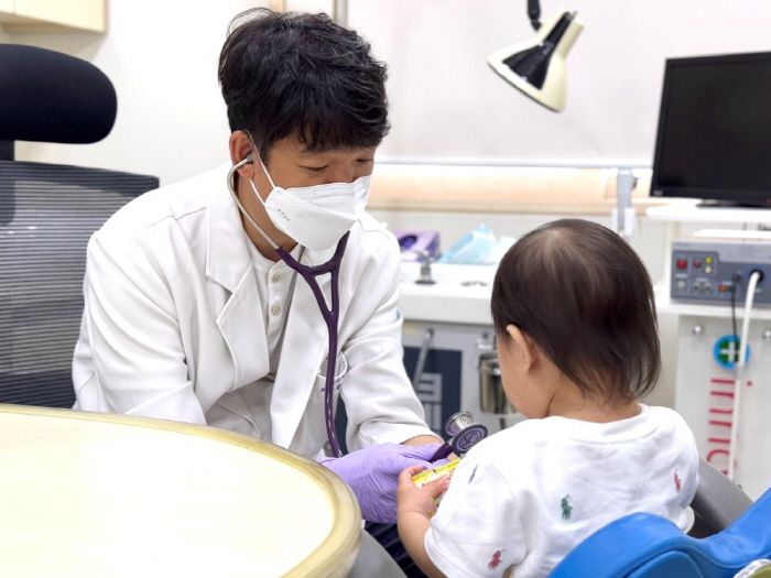 진료 중인 황영진 과장