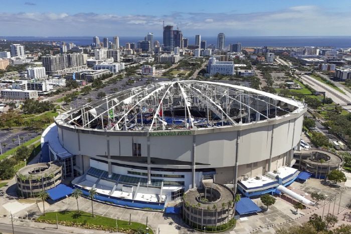 허리케인 밀턴 영향으로 지붕이 뜯겨나간 트로피카나 필드. AP연합뉴스