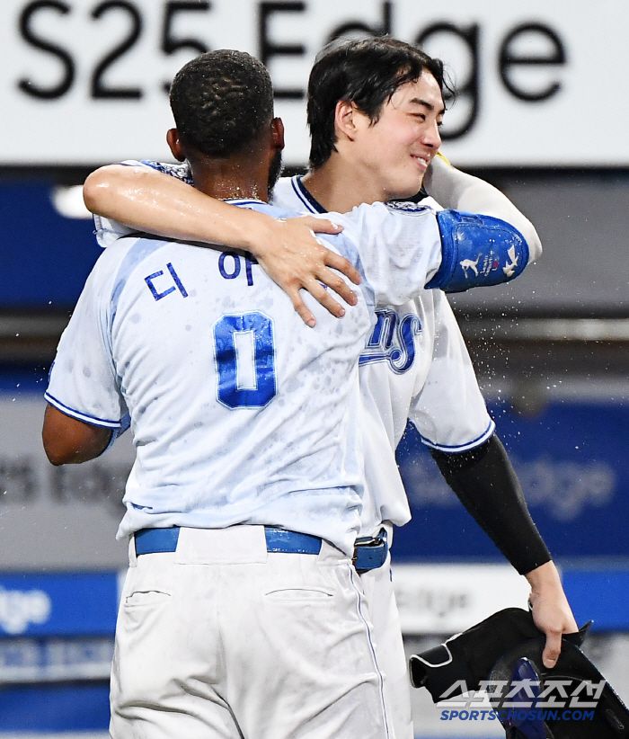 18일 대구 라이온즈파크에서 열린 두산-삼성전. 10회말 1사 1, 2루 디아즈가 끝내기 스리런포를 친 후 구자욱과 포옹하고 있다. 대구=정재근 기자 cjg@sportschosun.com/2025.6.18/