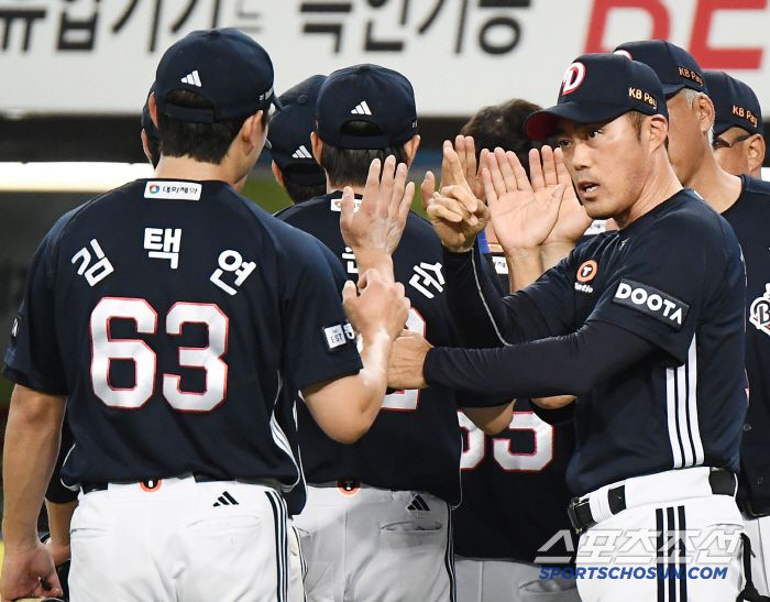 19일 대구 라이온즈파크에서 열린 두산-삼성전. 두산이 9대8 역전승을 거뒀다. 조성환 대행이 김택연을 맞이하고 있다. 대구=정재근 기자 cjg@sportschosun.com/2025.6.19/