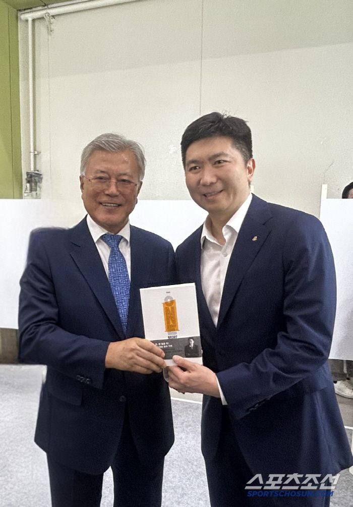 북토크-사인회를 마치고 돌아가는 길, 서울국제도서전 평산책방 지기로 '한국에서 가장 좋은 책' 시상식에 시상자로 참가한 문재인 전 대통령과 우연히 마주쳤다. '원모어'를 선물하며 기념사진을 찍었다. 사진제공=RSM재단
