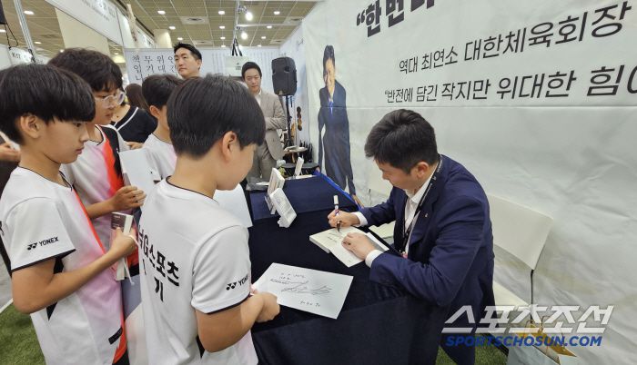 유승민 대한체육회장이 서울국제도서전 현장서 열린 자전에세이 '원모어' 북토크에 참가한  하남G스포츠클럽 배드민턴 꿈나무들에게 사인을 해주고 있다. "재아야, 네 꿈을 응원해!"라는 따뜻한 메시지를 전했다.