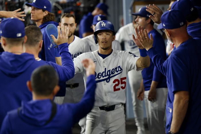 LA 다저스 토미 에드먼이 지난 17일(한국시각) 샌디에이고전에서 4회 득점을 올리고 들어와 동료들과 하이파이브를 하고 있다. EPA연합뉴스