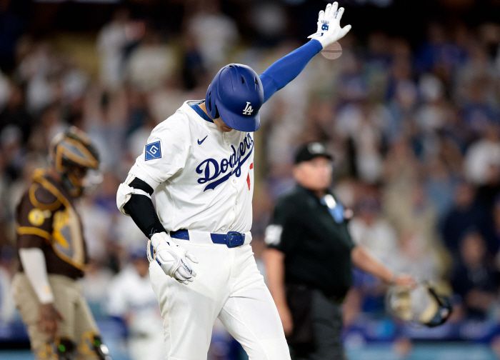 수아레즈의 99.8마일 직구에 등을 맞은 뒤 동료들을 향해 괜찮다는 신호를 보내고 있는 오타니. AFP연합뉴스