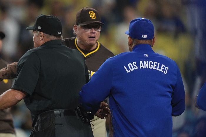 데이브 로버츠 감독과 마이크 실트 감독이 9회초 페르난도 타티스 주니어가 잭 리틀의 공에 맞은 것을 두고 그라운드로 뛰쳐 나가 말싸움을 벌이고 있다. AP연합뉴스