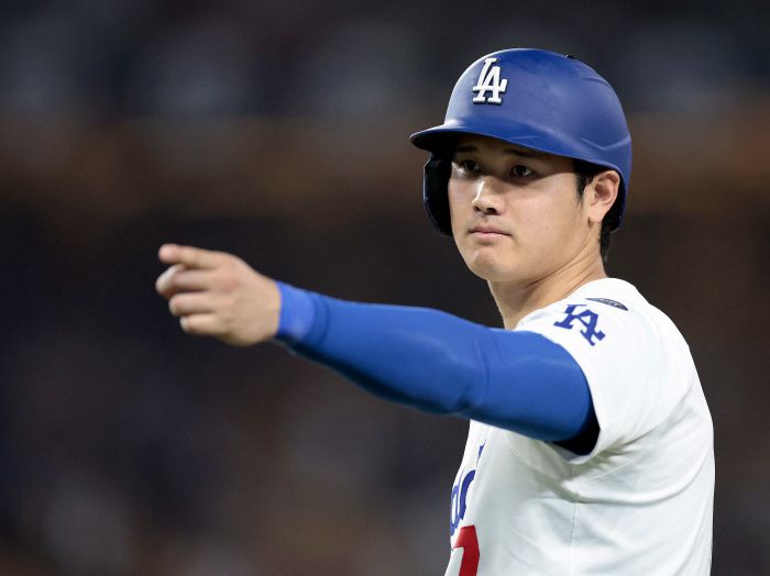 오타니가 9회말 수아레즈의 공에 맞고 나간 직후 샌디에이고 더그아웃을 향해 뭔가 신호를 보내고 있다. AFP연합뉴스