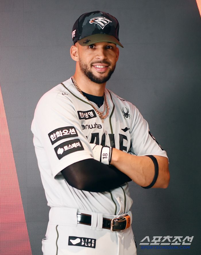 20일 대전 한화생명볼파크. 한화의 대체용병 루이스 리베라토가 유니폼을 입고 포즈 취했다. 대전=정재근 기자 cjg@sportschosun.com/2025.6.20/