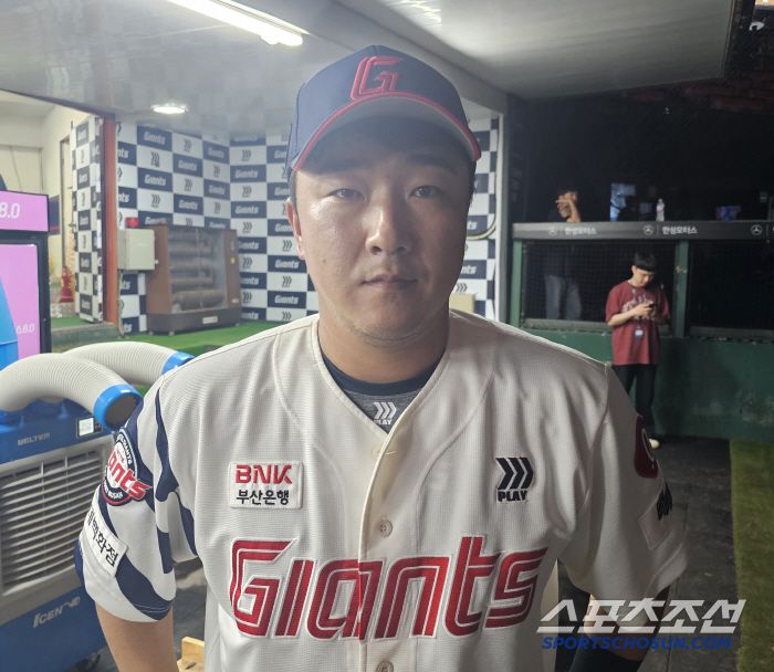 인터뷰에 임한 롯데 정훈. 김영록 기자