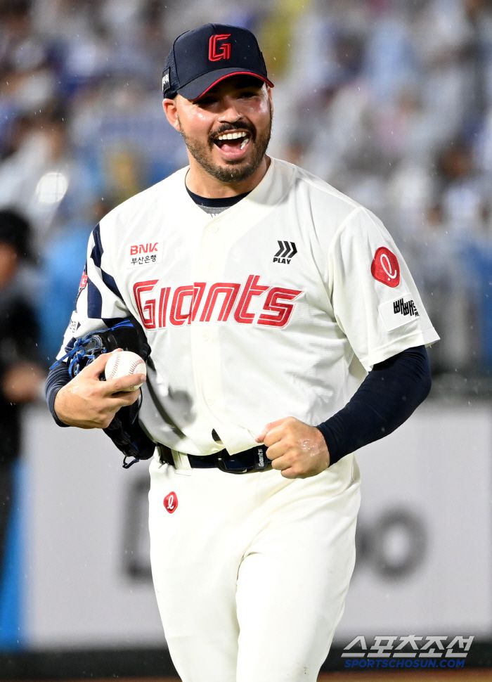 20일 부산 사직야구장에서 열린 삼성과 롯데의 경기, 5회초 2사 1,2루 롯데 감보아가 삼성 김성윤의 내야땅볼때  비디오 판독 결과가 아웃으로 번복되자 환호하고 있다. 부산=허상욱 기자wook@sportschosun.com/2025.06.20/