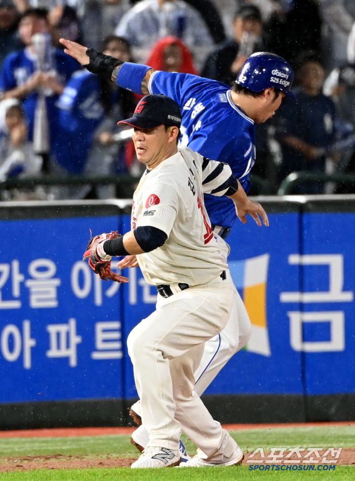 20일 부산 사직야구장에서 열린 삼성과 롯데의 경기, 5회초 1사 2,3루 삼성 양도근의 내야땅볼때 롯데 3루수 김민성과 3루주자 박병호간의 접촉이 일어나고 있다. 심판진은 접촉의 고의성이 없다고 판단해 3루주자 박병호만 아웃을 선언했다.  부산=허상욱 기자wook@sportschosun.com/2025.06.20/
