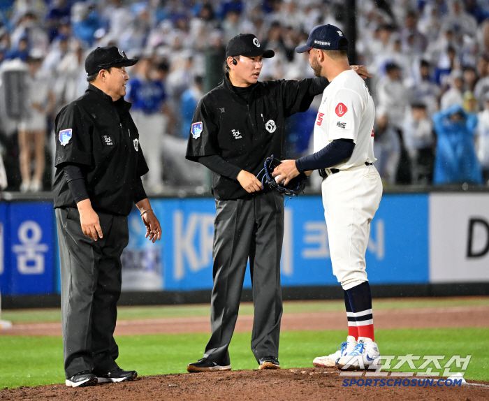 20일 부산 사직야구장에서 열린 삼성과 롯데의 경기, 6회초 삼성의 공격을 앞두고 그라운드 정비를 위해 경기가 잠시 중단됐다. 심판진과 이야기를 하는 감보아의 모습. 부산=허상욱 기자wook@sportschosun.com/2025.06.20/