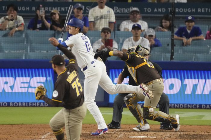 로버트 수아레즈가 지난 20일(한국시각) 다저스타디움에서 열린 LA 다저스전에서 9회말 99.8마일 강속구로 오타니 쇼헤이의 등을 맞히고 있다. AP연합뉴스