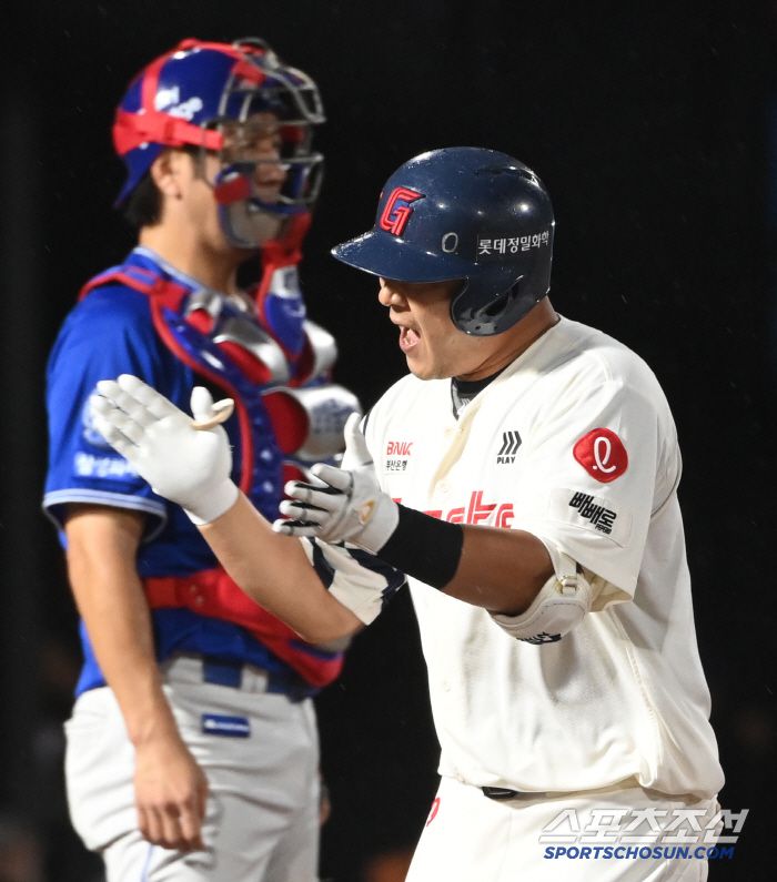 20일 부산 사직야구장에서 열린 삼성과 롯데의 경기, 8회말 롯데 정훈이 솔로홈런을 치고 기뻐하고 있다. 부산=허상욱 기자wook@sportschosun.com/2025.06.20/