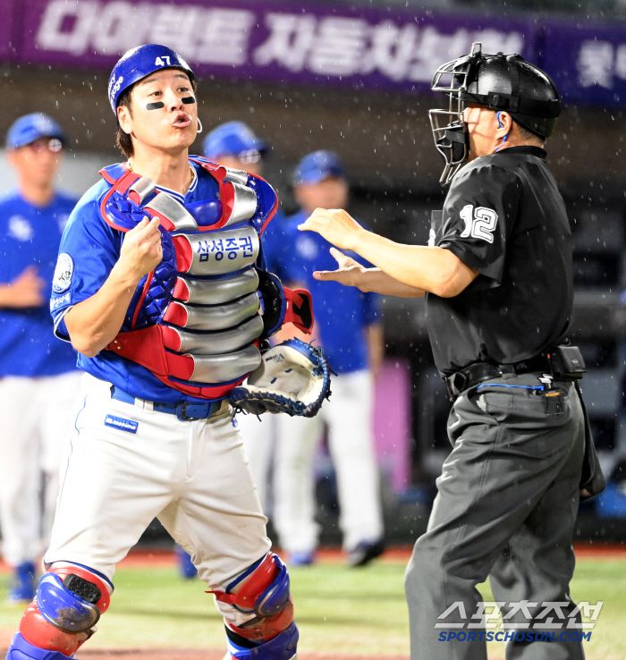 20일 부산 사직야구장에서 열린 삼성과 롯데의 경기, 8회말 2사 삼성 포수 강민호가 롯데 한태양 타석떄 차정구 1루심에게 격렬한 항의를 하고 있다. 부산=허상욱 기자wook@sportschosun.com/2025.06.20/