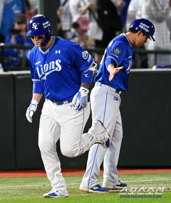 팬들의 뜨거운 환호 속에도 묵묵히 홈으로 향하는 박병호