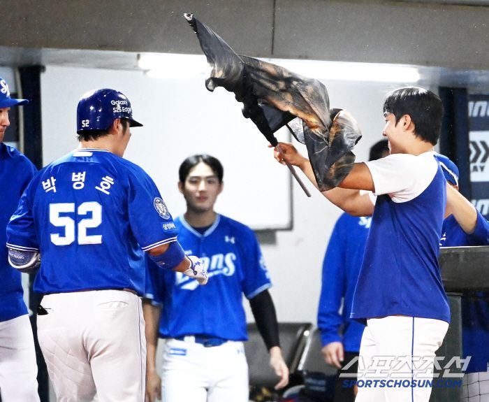 사자 깃발을 지나치는 박병호