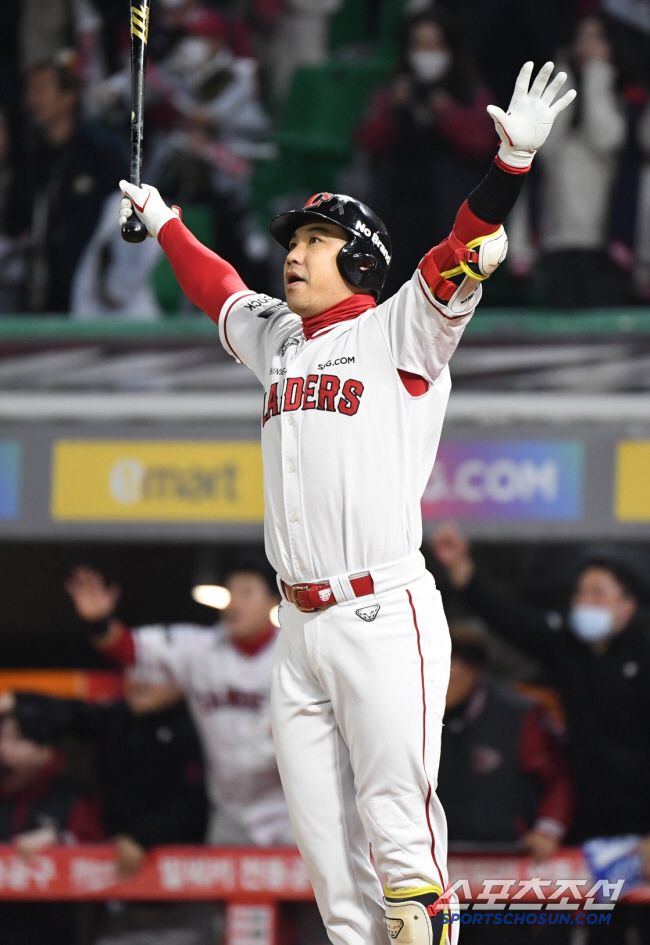 2022년 한국시리즈에서 끝내기 홈런을 치는 김강민. 스포츠조선DB