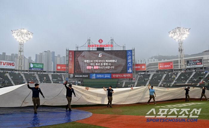 21일 부산 사직야구장에서 열린 삼성과 롯데의 경기, 경기 시작을 앞두고 경기장에 폭우가 내려 대형 방수포가 덮여지고 있다. 부산=허상욱 기자wook@sportschosun.com/2025.06.21/