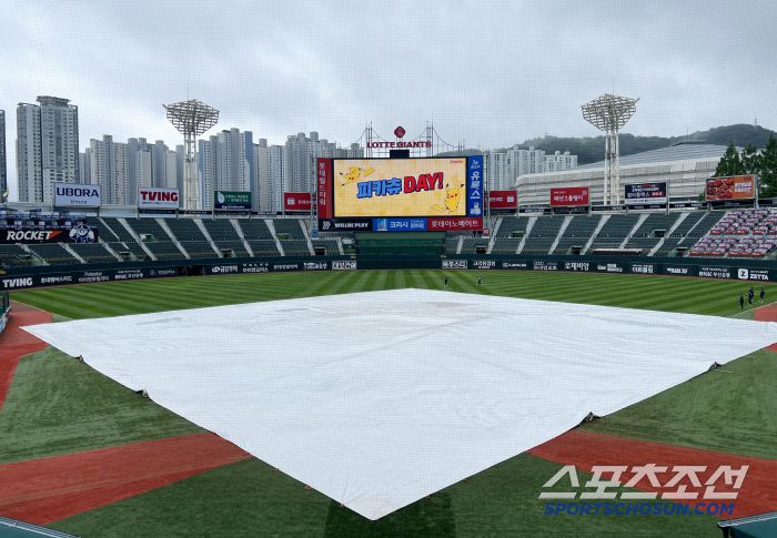 21일 부산 사직야구장에서 삼성과 롯데의 경기가 예정된 가운데 그라운드에 비가 내려 방수포가 설치되어 있다. 부산=허상욱 기자wook@sportschosun.com/2025.06.21/