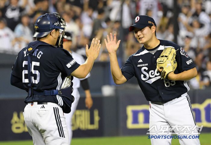 통증을 참아내고 9회까지 안방을 지킨 포수 두산 양의지가 마무리 김택연과 승리의 기쁨을 만끽하고 있다. 잠실=박재만 기자 pjm@sportschosun.com