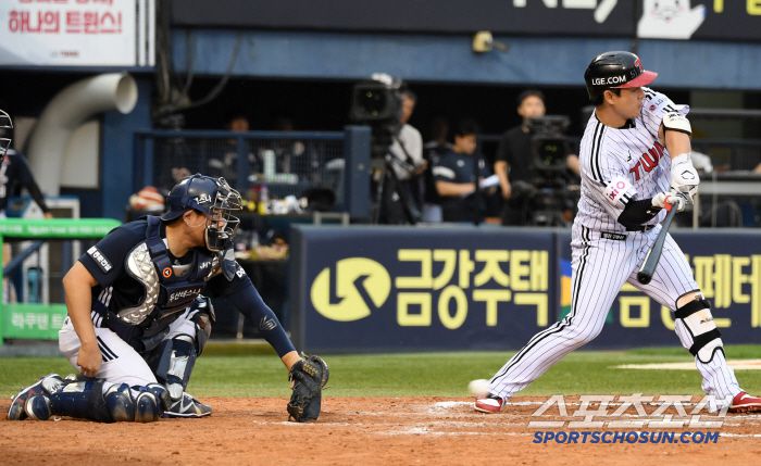 마음먹고 휘두른 박동원 배트 끝에 걸린 타구는 포수 앞에서 바운드됐다.