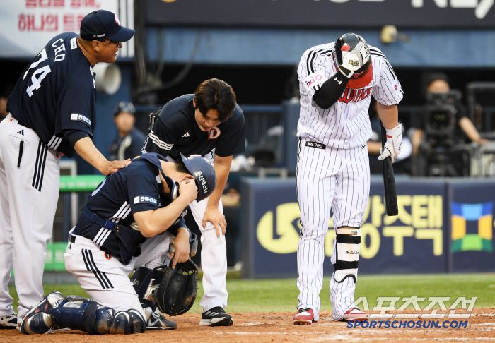 타자 박동원 헬멧을 툭 치며 소심한 복수.