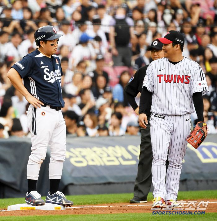 상대팀 4번 타자 기강 잡는 양의지 짓궂은 장난.