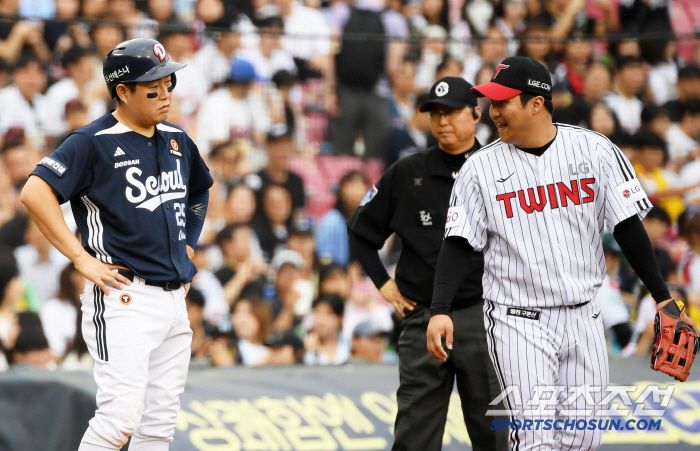 문보경이 참고 있던 웃음을 터뜨리자 만족스러워하는 양의지.