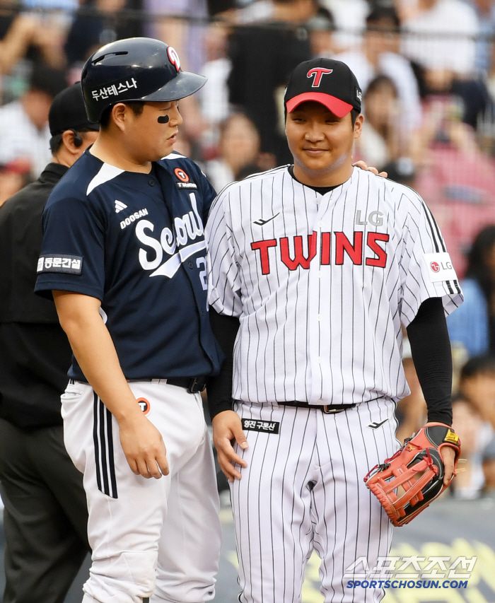 4번 타자 문보경 어깨를 쓰다듬으며 훅 들어온 양의지.