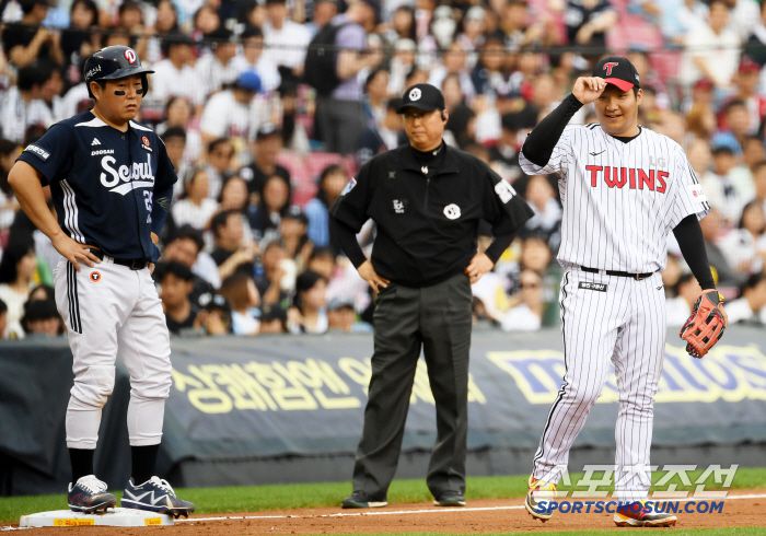 연이은 장난에도 문보경이 반응이 없자 허리춤에 양손을 올린 양의지.