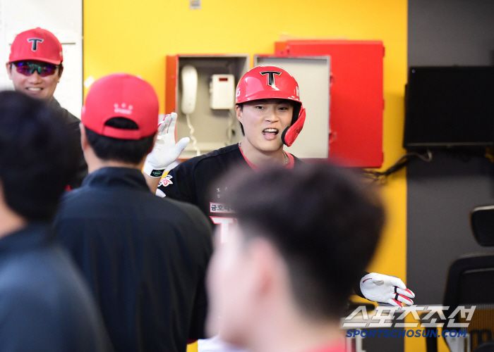 8회초 KIA 박민이 SSG 박기호를 상대로 솔로홈런을 날렸다. 득점한 박민.