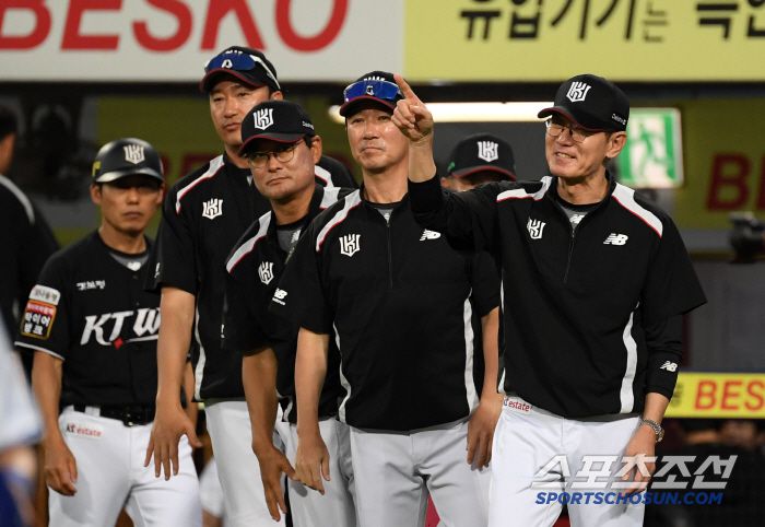 14일 대구 라이온즈파크에서 열린 삼성 라이온즈와 KT 위즈의 경기. 승리한 KT 이강철 감독이 기뻐하고 있다. 대구=박재만 기자 pjm@sportschosun.com/2025.06.14/