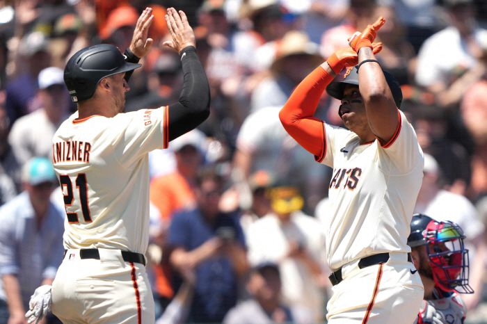 SAN FRANCISCO, CALIFORNIA - JUNE 21: Rafael Devers #16 and Andrew Knizner #21 of the San Francisco Giants celebrate after Devers hit a two-run home run against the Boston Red Sox in the bottom of the third inning at Oracle Park on June 21, 2025 in San Francisco, California.   Thearon W. Henderson/Getty Images/AFP (Photo by Thearon W. Henderson / GETTY IMAGES NORTH AMERICA / Getty Images via AFP)        <저작권자(c) 연합뉴스, 무단 전재-재배포, AI 학습 및 활용 금지>