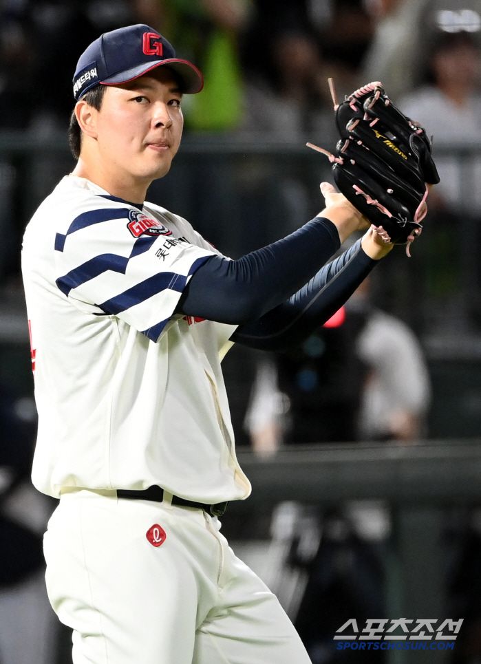 19일 부산 사직야구장에서 열린 한화와 롯데의 경기, 롯데가 4대3으로 승리했다. 9회초 경기를 끝낸 김원중이 기뻐하고 있다. 부산=허상욱 기자wook@sportschosun.com/2025.06.19/