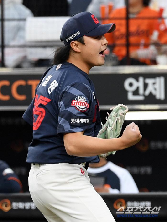 24일 대전 한화생명볼파크에서 열린 한화 이글스와 롯데 자이언츠의 경기. 8회말 롯데 정철원이 이닝을 마친 뒤 환호하고 있다. 대전=박재만 기자 pjm@sportschosun.com/2025.05.24/