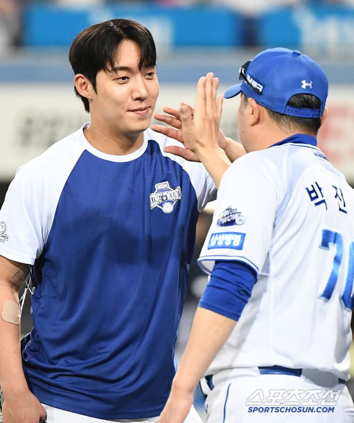 17일 대구 라이온즈파크에서 열린 두산-삼성전. 삼성이 12대1로 승리했다. 승리투수 원태인이 박진만 감독과 하이파이브하고 있다. 대구=정재근 기자 cjg@sportschosun.com/2025.6.17/