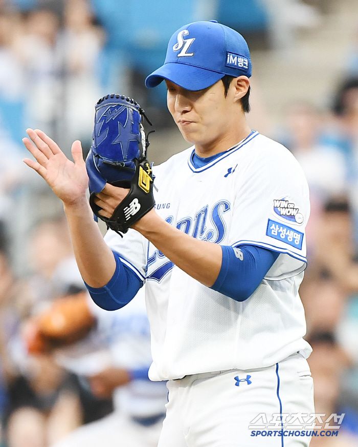 17일 대구 라이온즈파크에서 열린 두산-삼성전. 선발투수 원태인이 야수의 호수비에 박수를 보내고 있다. 대구=정재근 기자 cjg@sportschosun.com/2025.6.17/