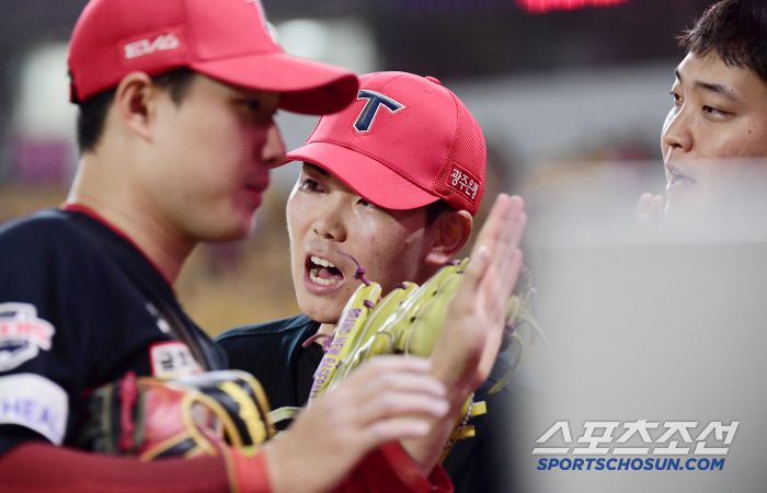 21일 인천 SSG랜더스필드에서 열린 SSG와 KIA의 경기. 10회를 무실점으로 마치고 동료들과 하이파이브를 나누는 KIA 성영탁. 인천=송정헌 기자songs@sportschosun.com/2025.06.21/