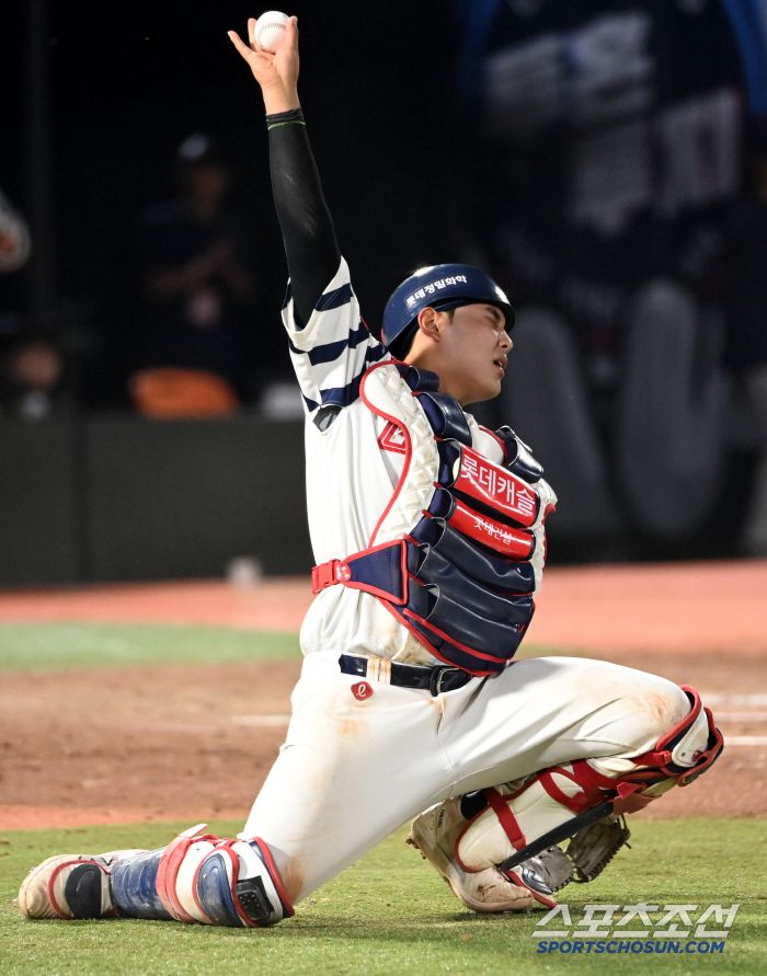 18일 부산 사직야구장에서 열린 한화와 롯데의 경기, 8회초 무사 2루 롯데 포수 박재엽이 한화 이원석의 파울 플라이 타구를 몸을 날려 잡아내고 있다. 부산=허상욱 기자wook@sportschosun.com/2025.06.18/