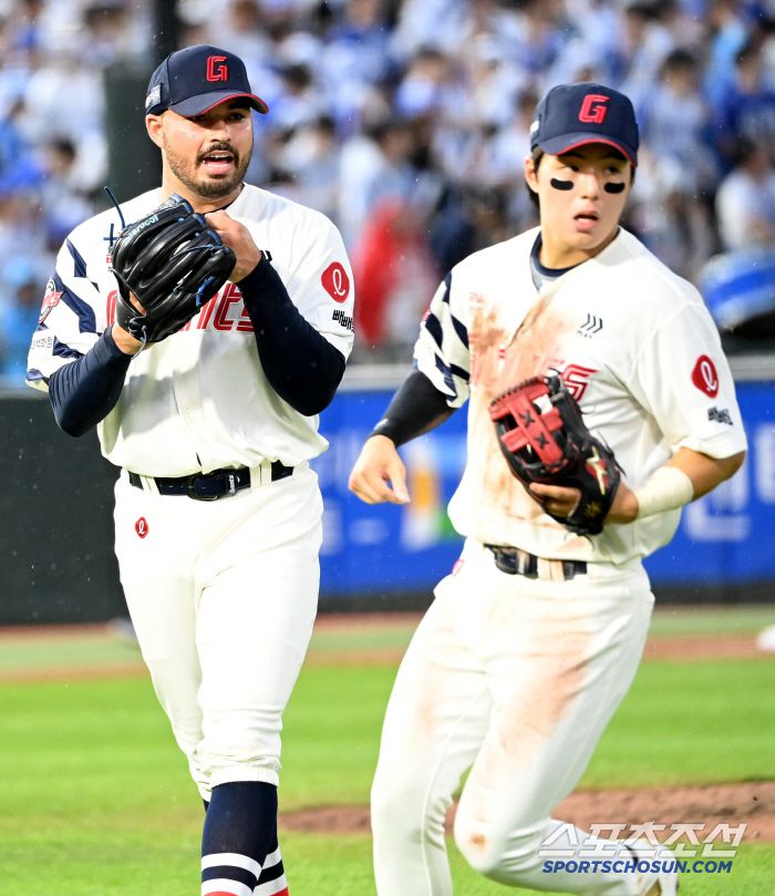 20일 부산 사직야구장에서 열린 삼성과 롯데의 경기, 3회초 롯데 감보아가 삼성 김성윤의 땅볼 타구를 호수비로 처리한 2루수 한태양의 수비에 박수를 보냍고 있다. 부산=허상욱 기자wook@sportschosun.com/2025.06.20/