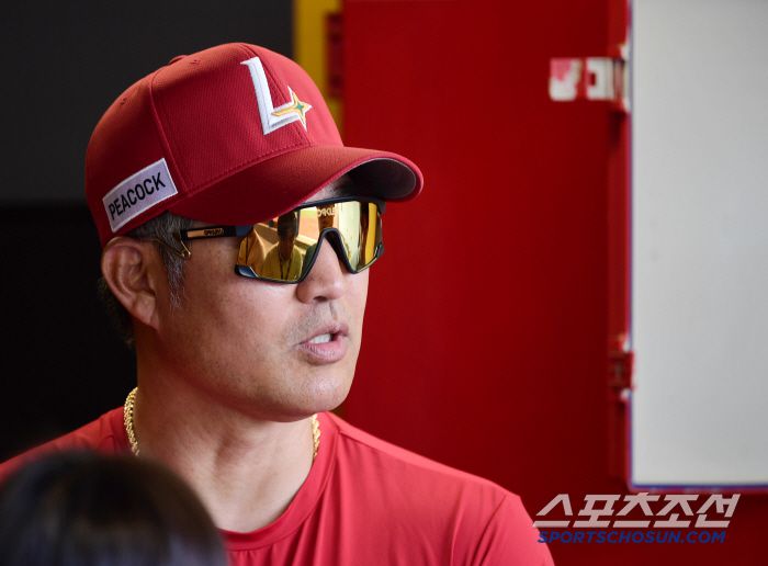 3일 인천 SSG랜더스필드에서 열리는 KBO리그 SSG와 삼성의 경기. 기자들 질문에 답하고 있는 SSG 이숭용 감독. 인천=송정헌 기자songs@sportschosun.com/2025.06.03/