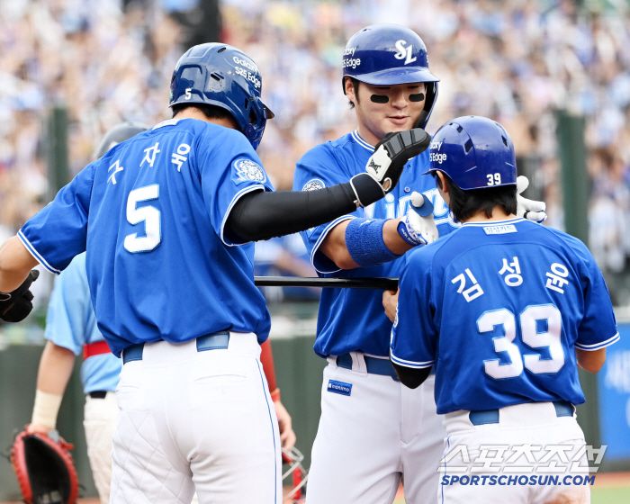 22일 부산 사직야구장에서 열린 삼성과 롯데의 경기, 1회초 2사 1,3루 삼성 박병호가 선제 3점홈런을 치고 기쁨을 나누고 있다. 부산=허상욱 기자wook@sportschosun.com/2025.06.22/