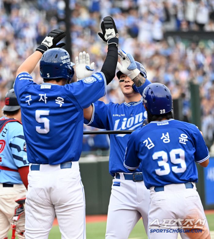 22일 부산 사직야구장에서 열린 삼성과 롯데의 경기, 1회초 2사 1,3루 삼성 박병호가 선제 3점홈런을 치고 기쁨을 나누고 있다. 부산=허상욱 기자wook@sportschosun.com/2025.06.22/